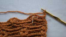 10 ряд. Изнаночный. 2 в.п. для подъема. Дальше повторяем предыдущий ряд, провязывая вместо выпуклых вогнутые столбики.