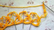 Снова связали три соломоновых узла, развернули вязание. Вяжем столбики без накида в сплетения предыдущего ряда, между столбиками провязываем по 2 соломоновых узла.
