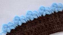 In this sample I work 2 double crochet (dc) between flowers. Multiples of 6 ch.