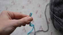 Приложите кончики ниток на один уровень и отмерьте на нитке длину вашего отрезка.
