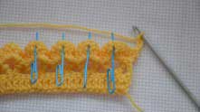 Развернули вязание. 3 в.п. для подъема. В дырочки в ракушках вяжите такие же рогатки, как в первом ряду.