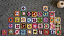 First we need to work 37 3-rounds colored granny squares.  Place these granny squares the way they are join they together into the fabric.