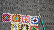 I made crochet insertion along the sides of the tunic Turn the work to the wrong side and make dc's across to the marked place.. See the next photo.