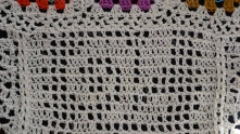 A second attempt to make fillet pattern at the hem. Unexpectedly, the yarn has come to the end. I couldn't find yarn of the same color. Idea left the game. I bought the yarn slightly lighter, so it was necessary to invent something, that the transition was not noticeable.