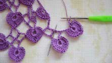 Когда листочек готов, набрали 3 в.п., вяжем столбик с накидом в центр окошка.