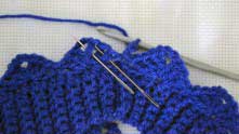 3 в.п. и вяжем по схема 2-ой ряд узора. 2 выпуклых столбика с накидом вместе.