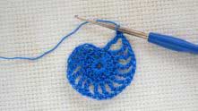 2 ряд. 5 в.п. для подъема. Вяжем ряд столбиков с 2-мя накидами. Между столбиками набираем по 1 в.п. Всего 16 СС2Н и 16 в.п. между ними.