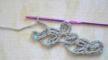Набрали 4 в.п., вяжем СБН в кольцо. Потом еще 2 целых лепестка и одна половинка, от которой мы перейдем к следующему цветочку.