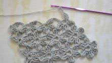 В конце ряда цветочек довязываем полностью и закрываем все недостающие лепесточки, как и в предыдущем ряду.