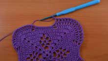 Набрали 2 в.п. и повторяем вязание столбиков без накида, как и на предыдущей стороне квадрата.