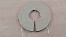 Lay the chain between the cardboard discs and dense to reel pink yarn.
