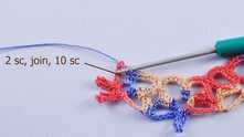 Разница только в том, что в мотиве А мы обвязываем 2 лепестка полностью перед переходом к новому мотиву, а в мотиве Б - только 1.
