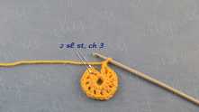 Замыкаем ряд соединительной петлей в третью петлю подъема, делаем еще одну соединительную в промежуток слева и набираем 3 в.п.
