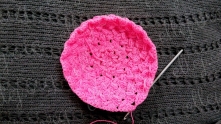 Розовая шапочка из пышных зиг-загов