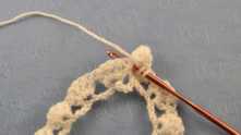 Сделали накид и вот так вводим крючок. Ниточку захватить и вытянуть на высоту нового ряда.