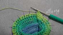 Here we crochet 3 more double crochets, then 2 dc into one stitch, 4 dc one by one, 2 dc into one stitch, and 4 dc one by one... The diagram is in the next frame.