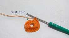 Замыкаем ряд соединительной петлей в третью петлю подъема. Набрать 3 в.п.