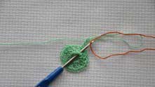 Some ch on green thread, so as not to dissolve. Enter the ginger thread in the place where the first row joined. Insert a hook into the ring, then between two dc. Then tie a thread.