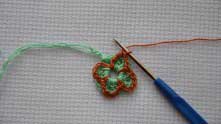 Next row crochet the same thread. Note that under the red arches are spaces in the green row.