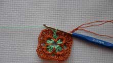 Do some ch on ginger thread not to dissolve. Change the color to green. Working ch 6 (arches).