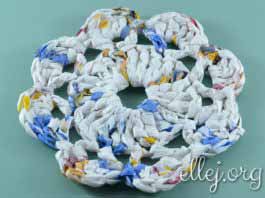 How to Make Plastic Yarn from Used Grocery Bags - Plarn