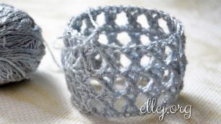 Узор из скрещенных столбиков по кругу