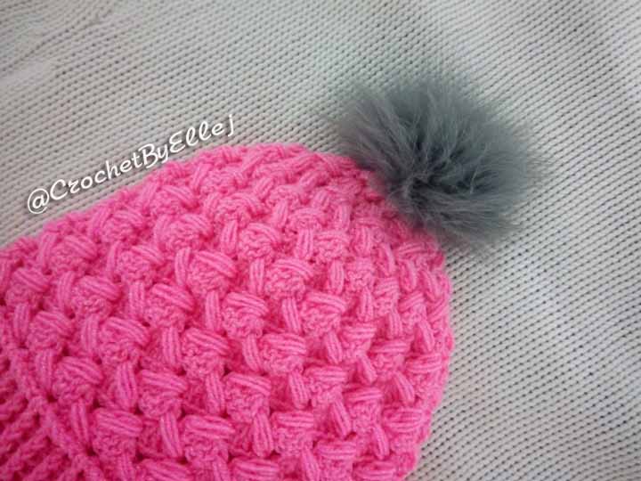 Розовая шапка крючком для девочки из пышных зиг-загов